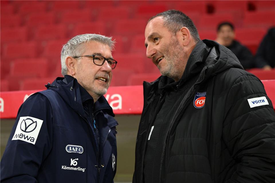 Zwei, die sich mögen: Aber Geschenke will Urs Fischer (l) mit Mainz nicht verteilen. (Archivbild)Torsten Silz/dpa