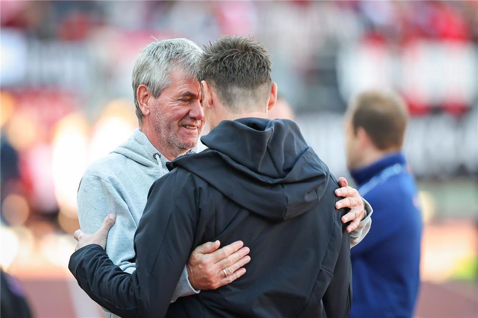 Zwei, die sich mögen: Miroslav Klose (r) und Friedhelm Funkel. (Archivbild)Daniel Karmann/dpa