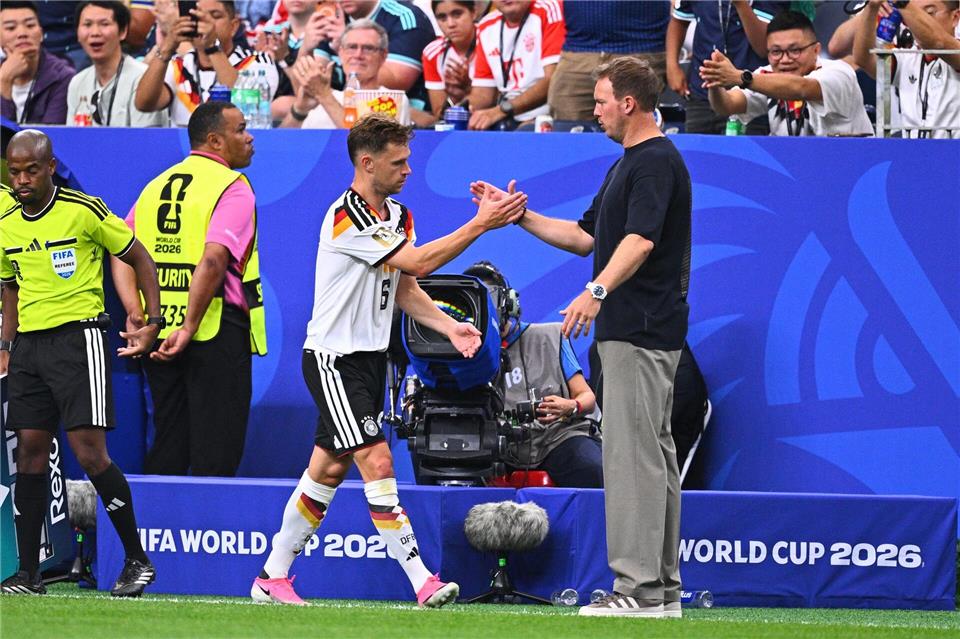 Zwei, die sich verstehen. Julian Nagelsmann klatscht mit Joshua Kimmich ab. Tom Weller/dpa