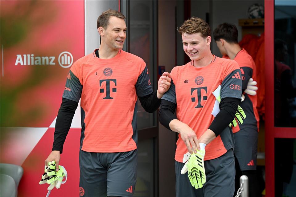 Zwei, die sich verstehen: Manuel Neuer (l) und Jonas Urbig. (Archivbild) Harry Langer/dpa