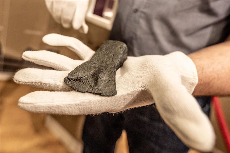 Zwei eisenzetliche Beile von den Bruchhauser-Steinen werden von Archäologen präsentiert. Dieter Menne/dpa