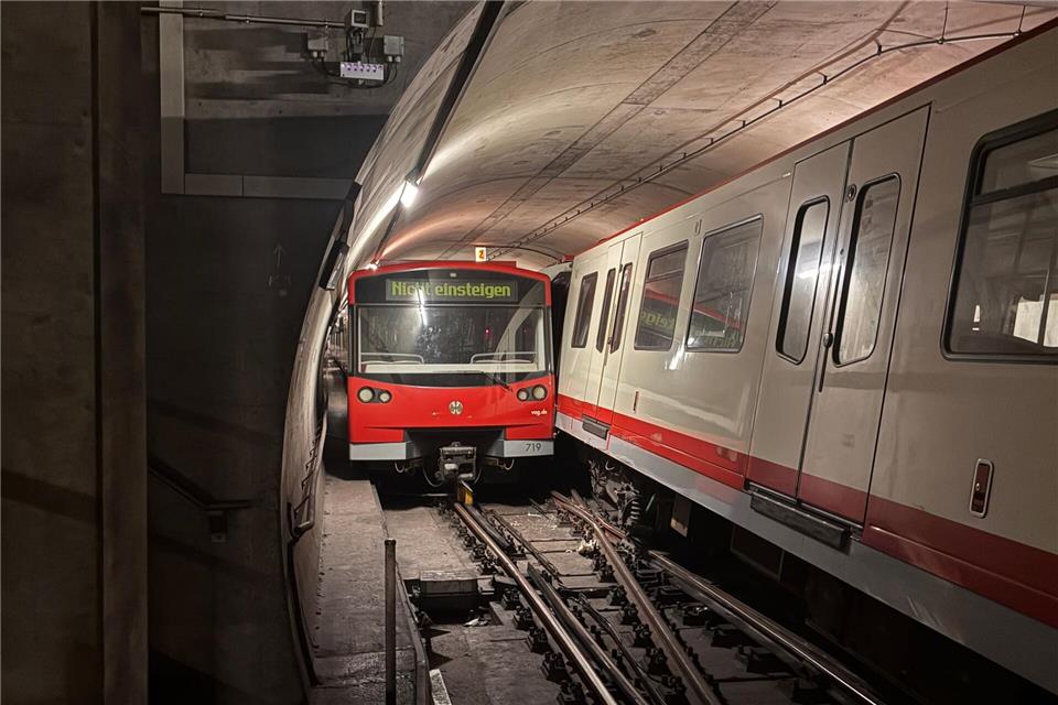 Zwei fahrerlose U-Bahnen haben sich in Nürnberg bei einer Rangierfahrt touchiert. (Handoutbild)-/Vag/dpa