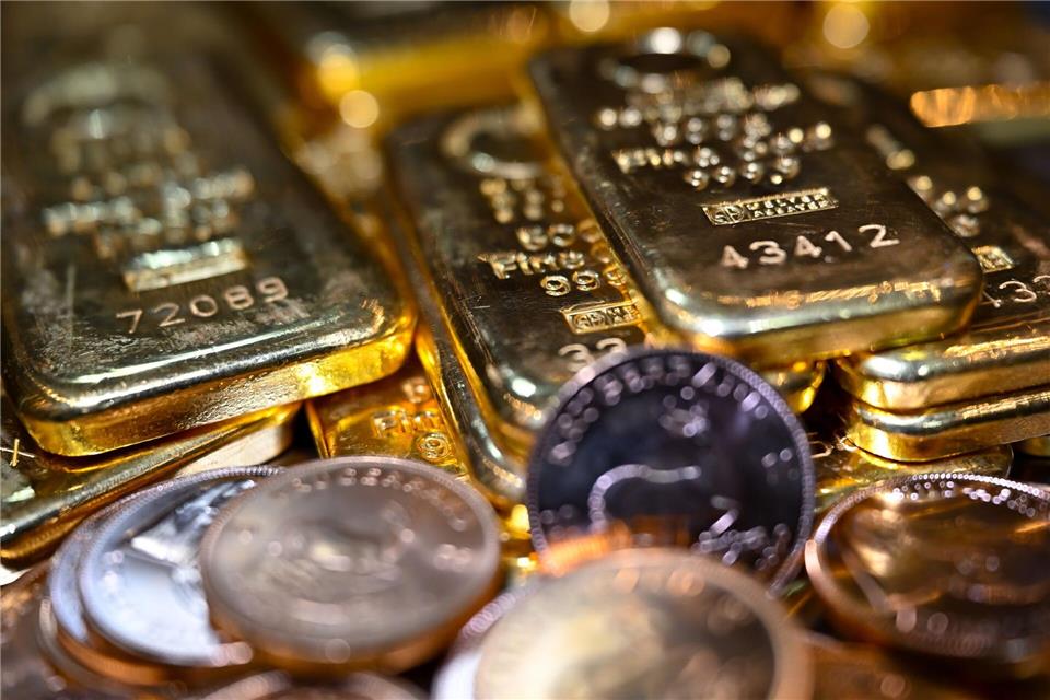Zwei falsche Polizisten erbeuteten das Gold von einer älteren Frau. (Symbolbild)Sven Hoppe/dpa