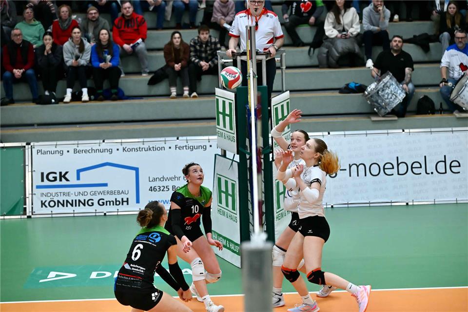 Zwei gegen zwei unter der Netzkante: Die Zweitligaerfahrene Simon Speer (links) – hier mit Theresa Naßmacher (2. von links) – half beim Regionalligisten RSV Borken II aus.