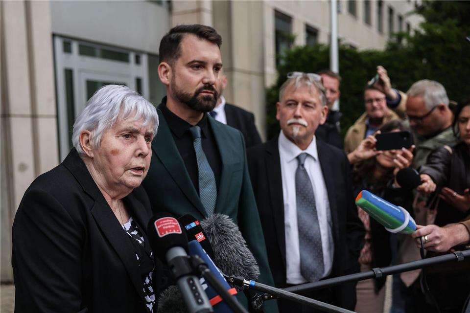 Zwei geschädigte Kläger nach dem Sparkassen-Einbruch in Gelsenkirchen und ihr Anwalt (in der Mitte) - der Prozess geht weiter. (Archivbild)Oliver Berg/dpa