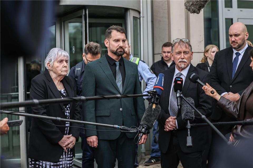 Zwei geschädigte Schließfachkunden und ihr Anwalt Daniel Kuhlmann beim Beginn der ersten Zivilprozesse gegen die Sparkasse. (Archivbild)Oliver Berg/dpa