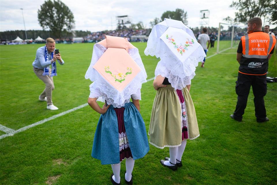 Zwei junge Frauen in sorbischer Festtagskleidung sorgten für traditionelles Flair.Robert Michael/dpa