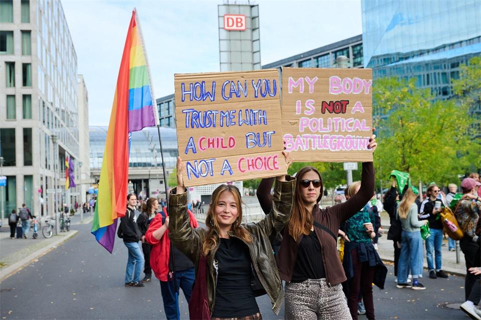 Zwei junge Frauen nehmen an der Gegendemonstration des Bündnisses für sexuelle Selbstbestimmung zum „Marsch für das Leben“ teil. Annette Riedl/dpa