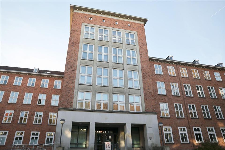 Zwei junge Männer müssen wegen eines brutalen Angriffs auf einen 13-Jährigen in Haft. (Symbolbild)Christian Charisius/dpa