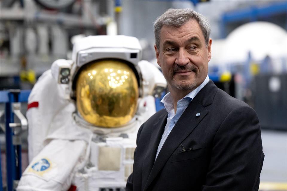 Zwei kleine Unterschriften unter einer Vereinbarung, große Hoffnungen auf eine lange und erfolgreiche Kopperation mit der NASA und Bayern. Sven Hoppe/dpa