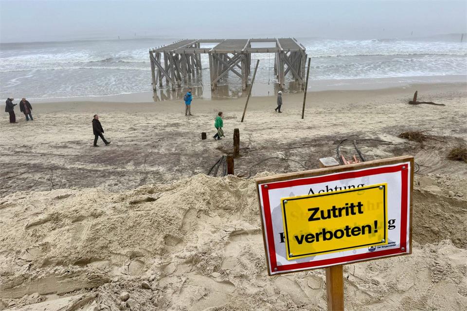 Zwei leichte Sturmfluten trafen die Ostfriesischen Inseln. Rolf Vennenbernd/dpa