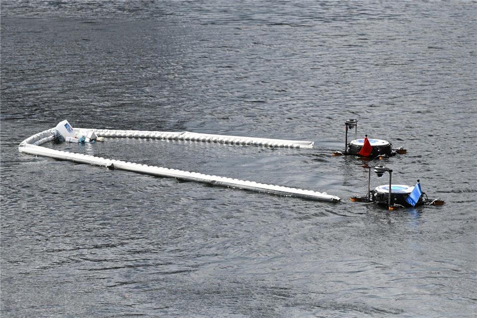 Zwei schwimmende Roboter sammeln bei einem Pressetermin in Hamburg-Harburg Müll auf dem Wasser ein. David Hammersen/dpa