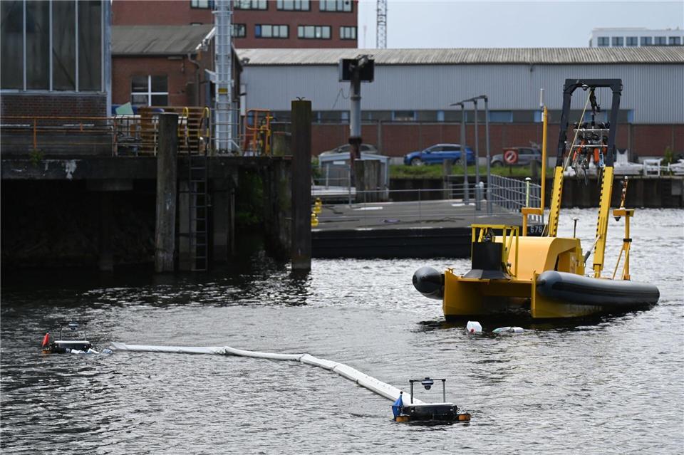 Zwei schwimmende Roboter sammeln bei einem Pressetermin in Hamburg-Harburg Müll auf dem Wasser ein.David Hammersen/dpa
