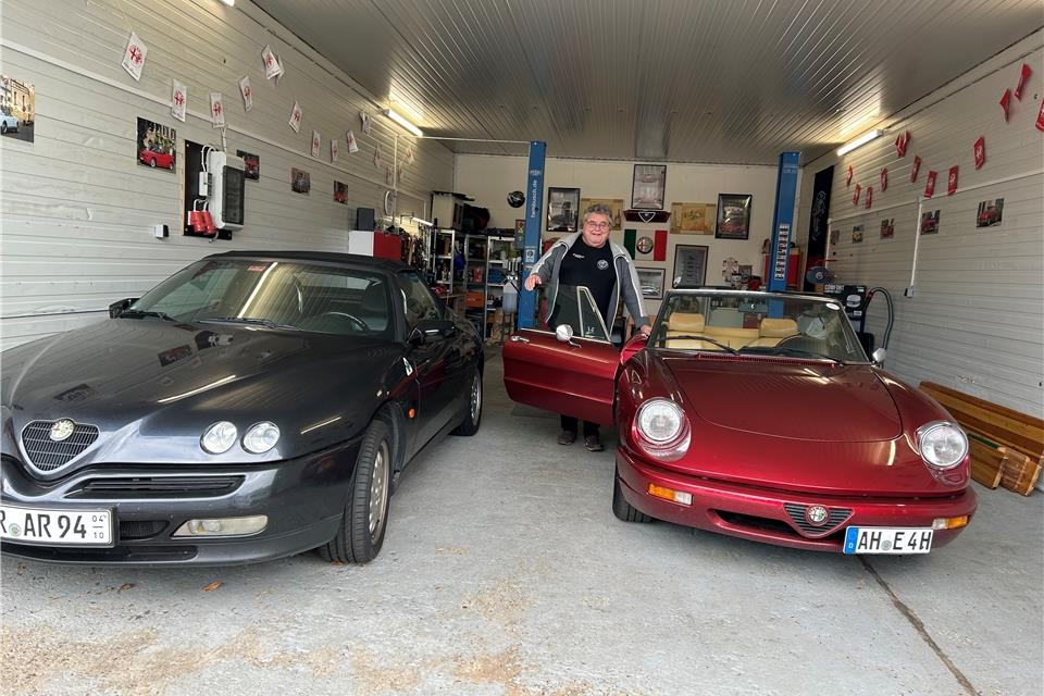 Zwei seiner Schätze hat Hans-Werner Schäfer in seiner privaten Werkstatt geparkt. 