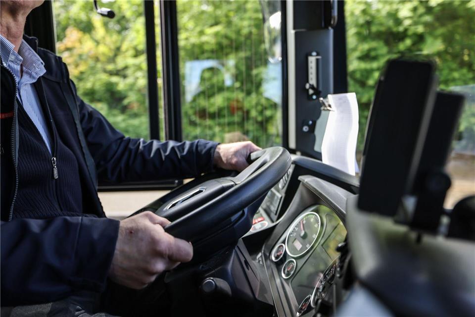 Zwei von fünf Bus- und Straßenbahnfahrerinnen und -fahrern in Deutschland gehen in den nächsten 10 bis 15 Jahren in Rente. (Archivbild)Oliver Berg/dpa