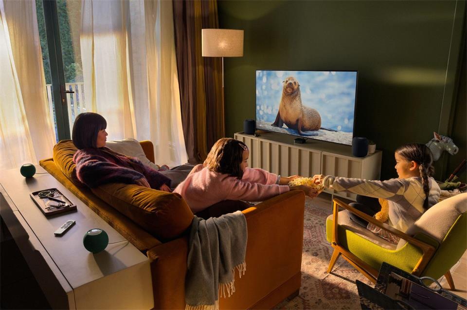 Zwei vorn, zwei hinten - und fertig ist das immersive Heimkino-Setup: In Verbindung mit dem neuen Apple TV 4K unterstützt der neue HomePod Mini 2 Surround-Sound mit vier Lautsprechern.Apple/dpa-tmn
