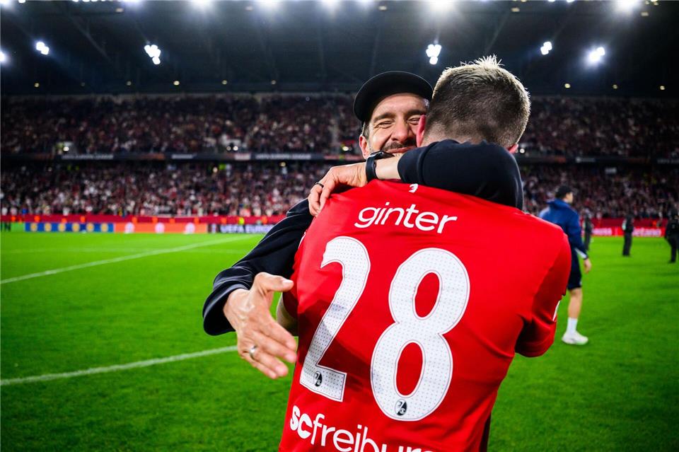 Zwei wichtige Erfolgsfaktoren: Trainer Julian Schuster (hinten) und Matthias Ginter (vorn). (Archivbild)Tom Weller/dpa
