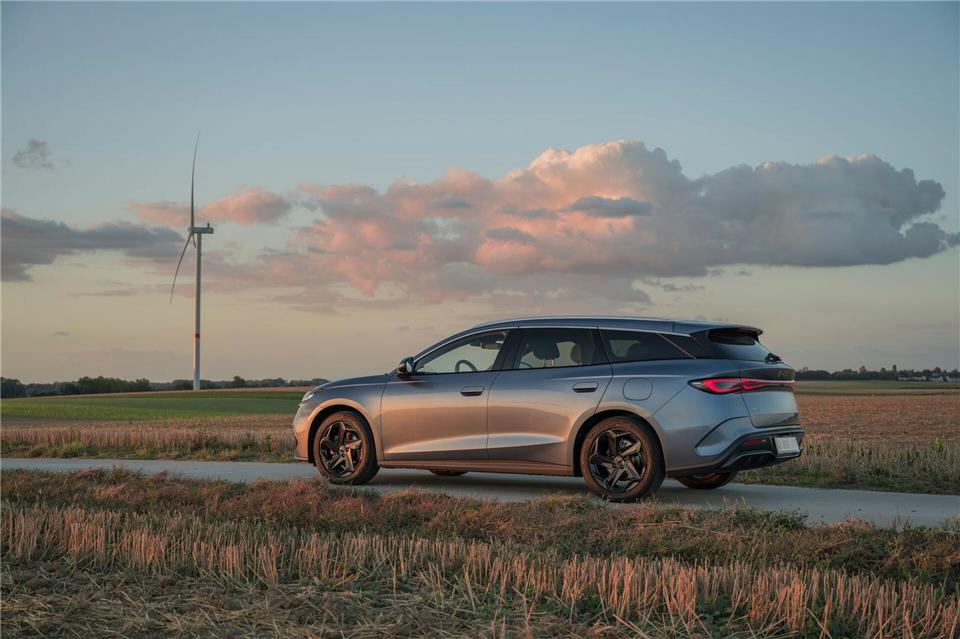 Zweigleisig: Der chinesische BYD Seal 6 hat ebenfalls einen Verbrenner ab Bord, der aber nicht nur Strom produziert, sondern je nach Fahrmodus auch direkt auf die Räder wirkt.BYD/dpa-tmn