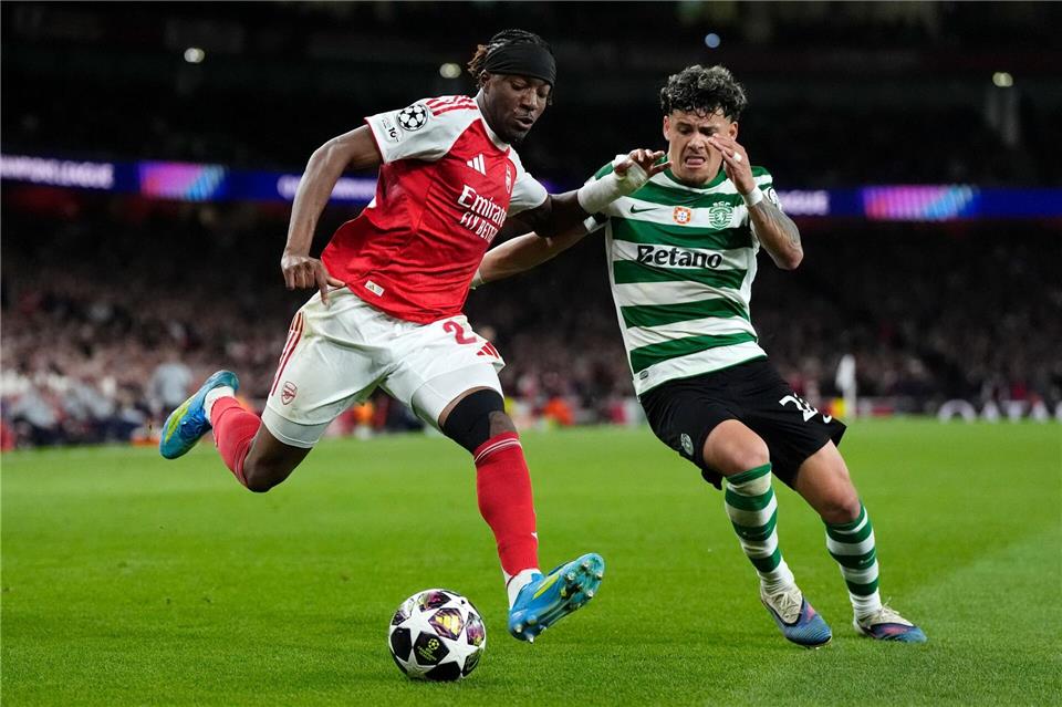 Zweikämpfe wie hier zwischen Noni Madueke (l.) und Maxi Araujo bestimmten das Bild.Nick Potts/PA Wire/dpa