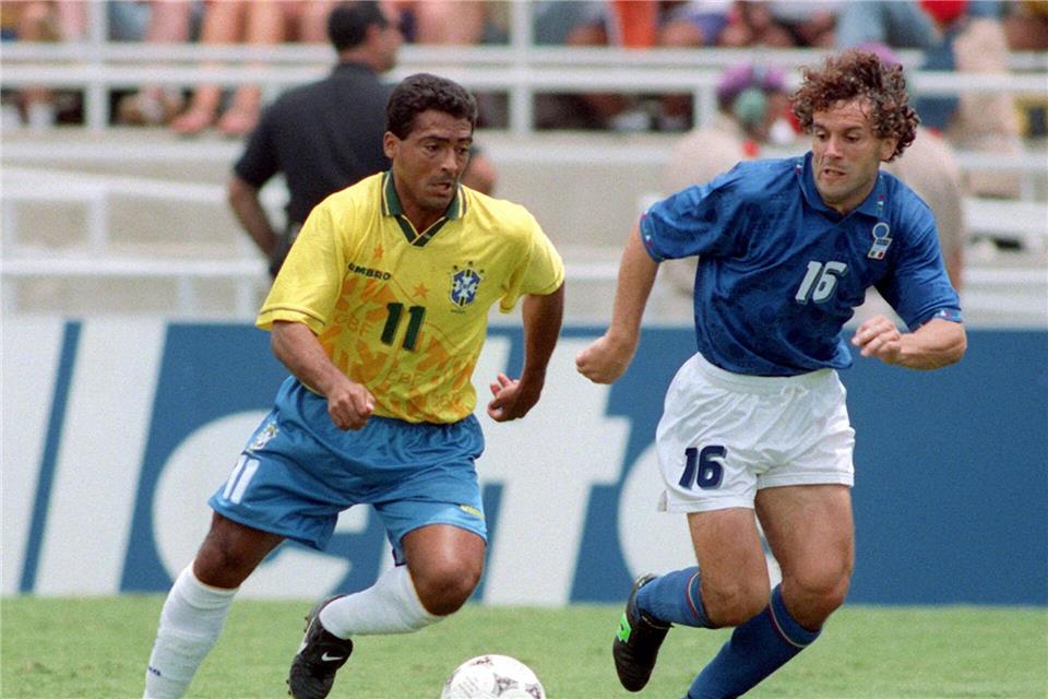Zweikampf im WM-Finale 1994: Brasiliens Stürmer Romario (l) gegen Italiens Roberto Donadoni. (Archivbild)picture alliance / dpa