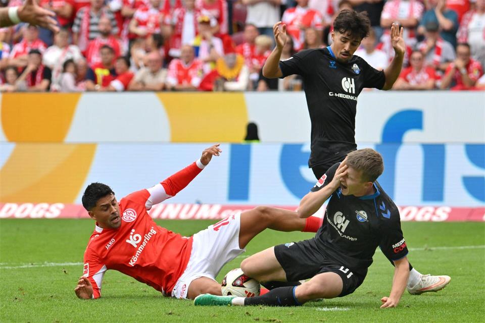 Zweikampf ohne Pfiff: Nadiem Amiri kommt im Strafraum zu Fall.Torsten Silz/dpa