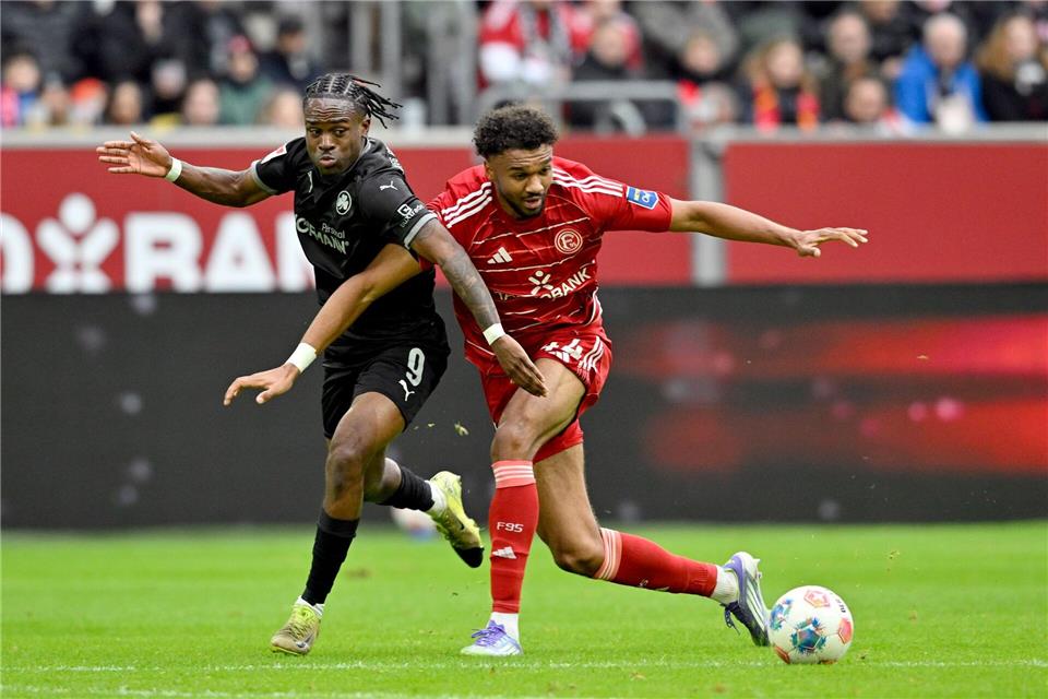 Zweikampf zwischen Fürths Noel Futkeu (links) und Fortunas Elias Egouli. Anke Waelischmiller/dpa