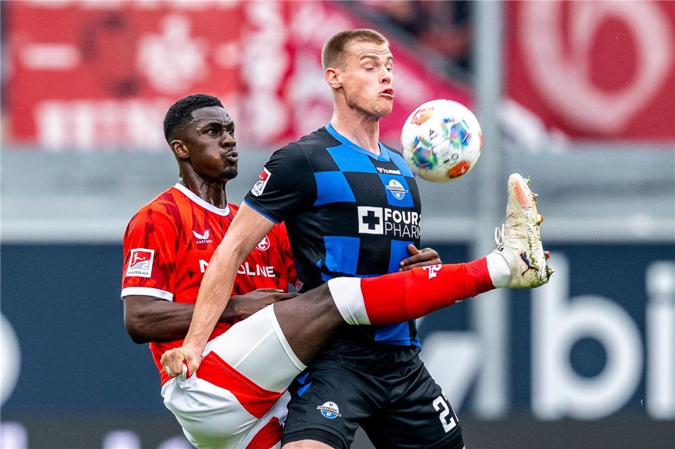 Paderborn mit 2:0-Sieg gegen zehn Lauterer Zweikampf zwischen Kaiserslauterns Maxwell Gyamfi (links) und Paderborns Steffen Tigges. Gyamfi sah in einer späteren Szene wegen eines Fouls an Tigges die Rote Karte.David Inderlied/dpa