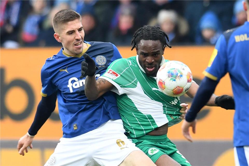 Zweikampf zwischen Marko Ivezic (l, Holstein Kiel) und Noel Futkeu (SpVgg Greuther Fürth).Daniel Bockwoldt/dpa