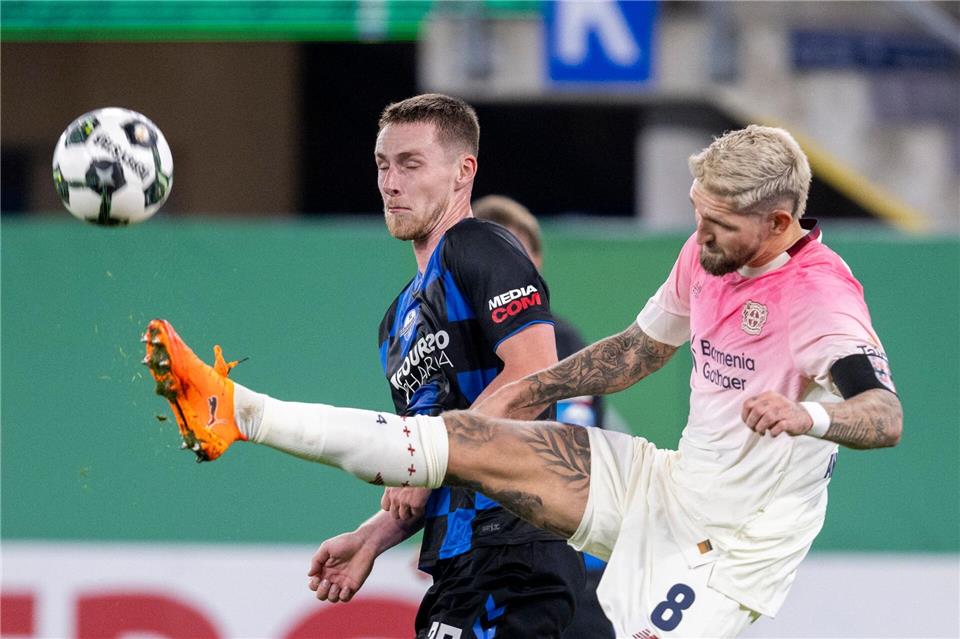 Zweikampfstark: Bayer-Kapitän Robert Andrich (r). (Archivbild)David Inderlied/dpa