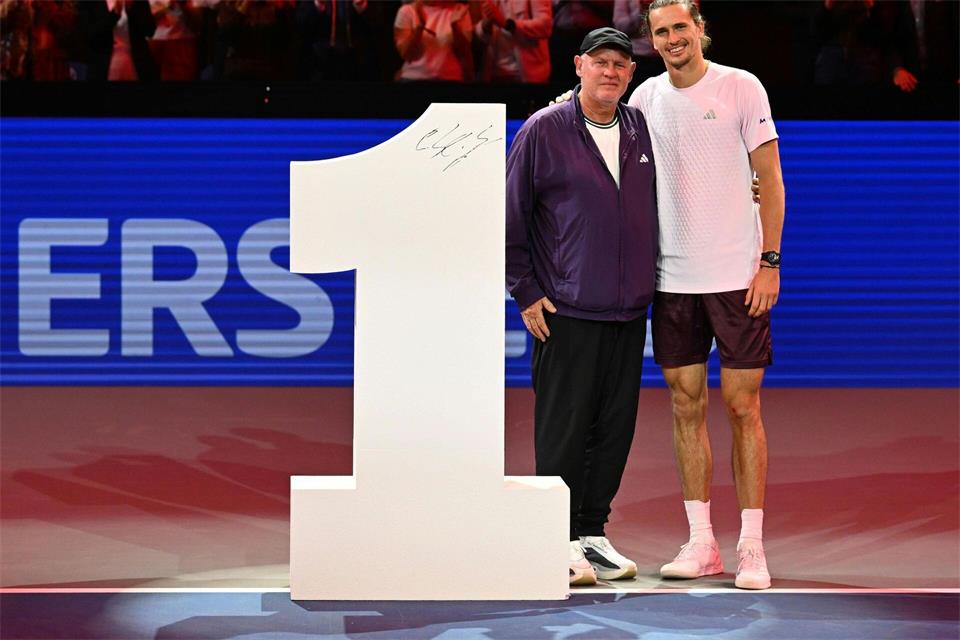 Zweimal Alexander und die Eins: Tennis-Champion Zverev mit seinem Vater.Helmut Fohringer/APA/dpa