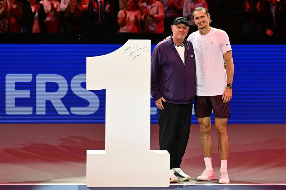 Zweimal Alexander und die Eins: Tennis-Champion Zverev mit seinem Vater.Helmut Fohringer/APA/dpa