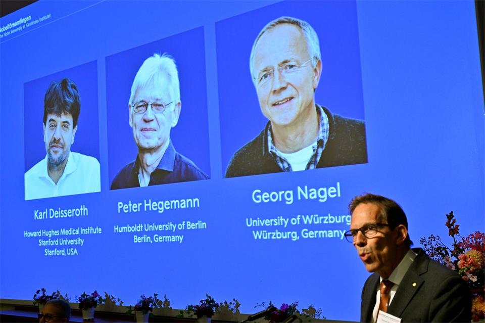 Zweimal Deutschland, einmal USA: Thomas Perlmann von der Nobelversammlung des Stockholmer Karolinska-Instituts gibt die diesjährigen Medizin-Nobelpreisträger bekannt.Pontus Lundahl/TT News Agency/AP/dpa