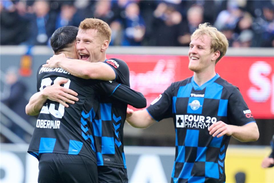 Zweimal Grund zur Freude: Paderborn ist neuer Tabellenführer.Bernd Thissen/dpa