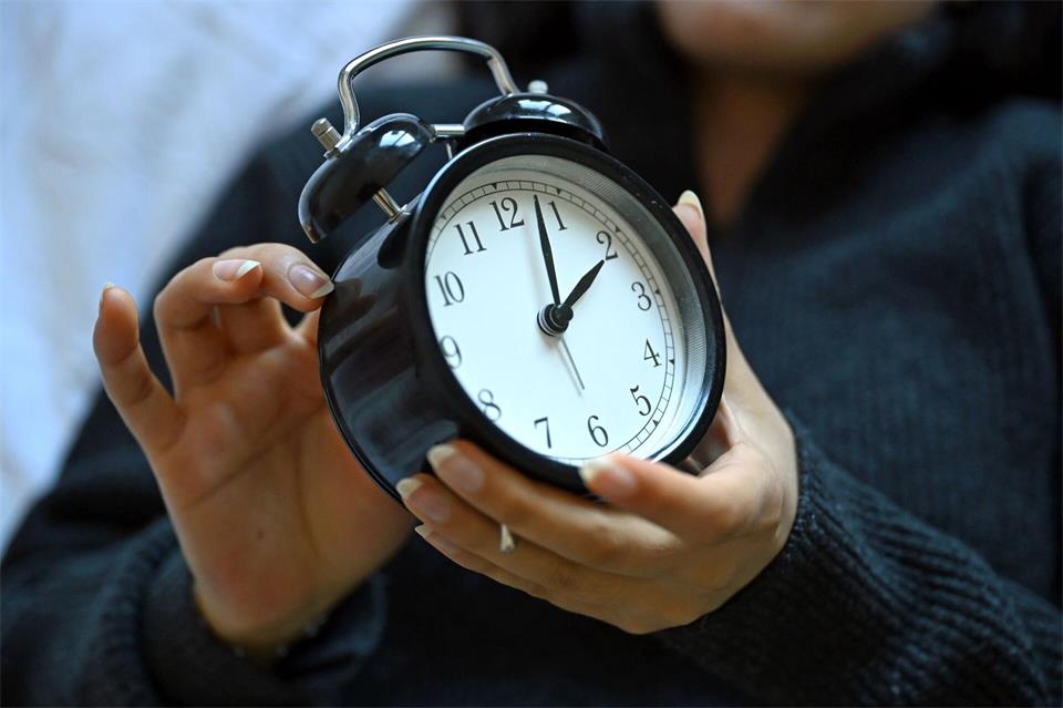 Zweimal im Jahr wird an der Uhr gedreht, im Herbst bringt dies eine Stunde mehr. (Symbolbild)Elisa Schu/dpa