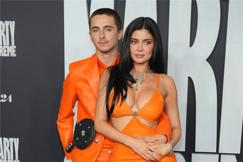 Zweimal in Orange: Timothée Chalamet (l) und seine Freundin Kylie Jenner bei der „Marty Supreme“-Premiere.Jordan Strauss/Invision/AP/dpa