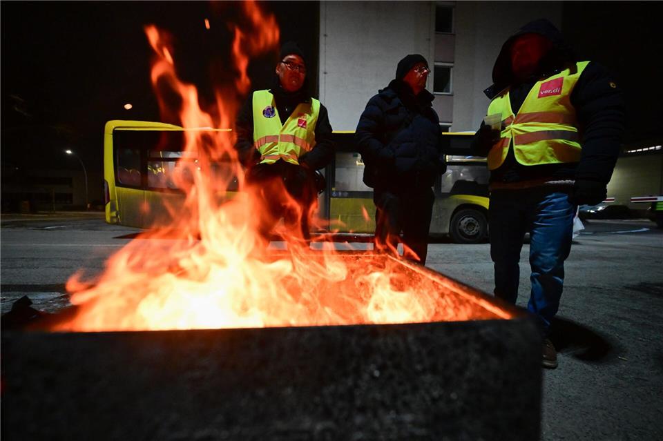 Zweimal kam der Berliner Nahverkehr in der Tarifrunde bei den Berliner Verkehrsbetrieben (BVG) zum Erliegen, nun gibt es eine Einigung. (Archivbild)Sebastian Christoph Gollnow/dpa