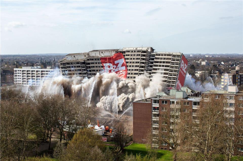 Sprengung in Duisburg: Ein Problemhaus verschwindet Zweimal wurden in Duisburg schon sogenannte „Weiße Riesen“ gesprengt - so wie hier im Jahr 2019. (Archivbild)Christoph Reichwein/dpa