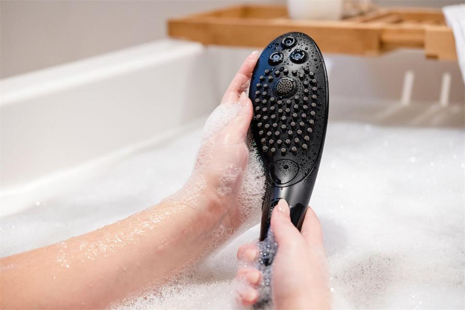 Zweitnutzen: Mit diesem Duschkopf namens Womanizer Wave kann man sich nicht nur saubermachen, sondern mit speziellen Wasserstrahlbildern noch für etwas Stimulation sorgen.Annemarie Gruden/Womanizer/dpa-tmn
