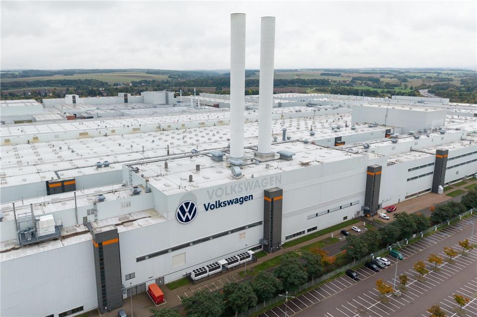 E-Auto-Fertigung in Sachsen ruht - VW hofft auf Autogipfel Zwickau steht still, Berlin diskutiert: VW hofft beim Autogipfel auf klare EntscheidungenSebastian Kahnert/dpa