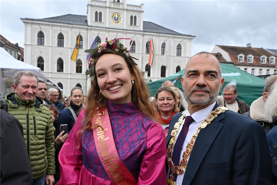 Wochenende im Zeichen der Zwiebel Zwiebelmarktkönigin Johanna Will und Oberbürgermeister Peter Kleine probierten Zwiebelkuchen.Martin Schutt/dpa