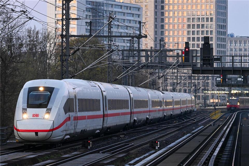 Zwischen Berlin-Charlottenburg und Ostbahnhof fahren während der Bauarbeiten auf der Stadtbahn vom 14. Juni bis 12. Dezember keine Züge. (Archivbild)Soeren Stache/dpa