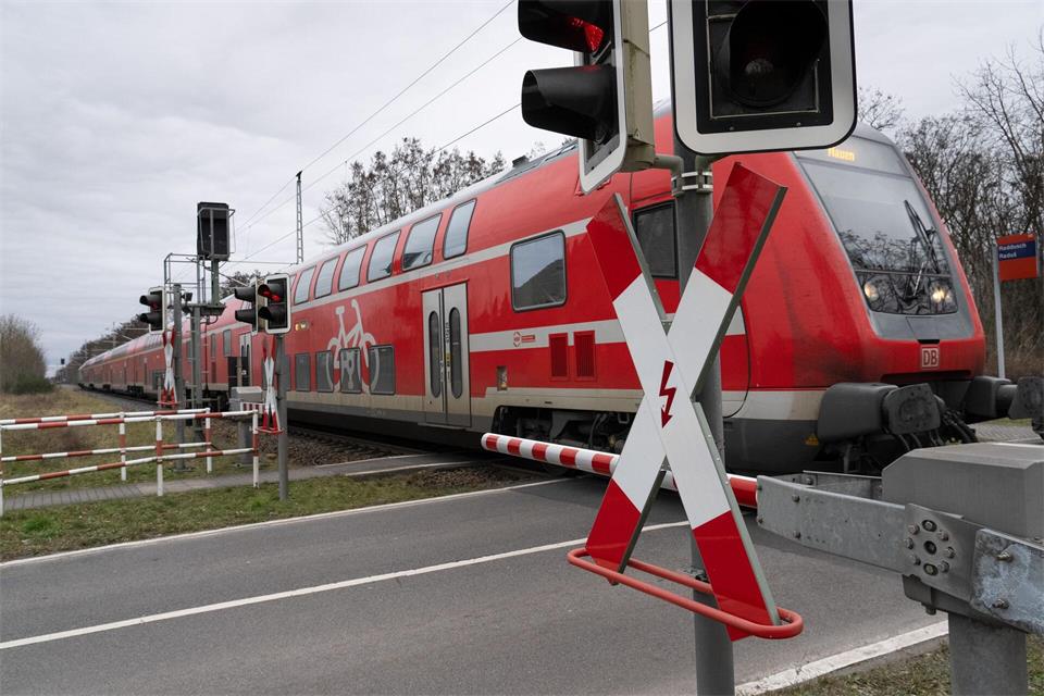 Zwischen Cottbus und Lübbenau soll ein zweites Gleis für den Regionalverkehr entstehen. (Archivbild)Soeren Stache/dpa