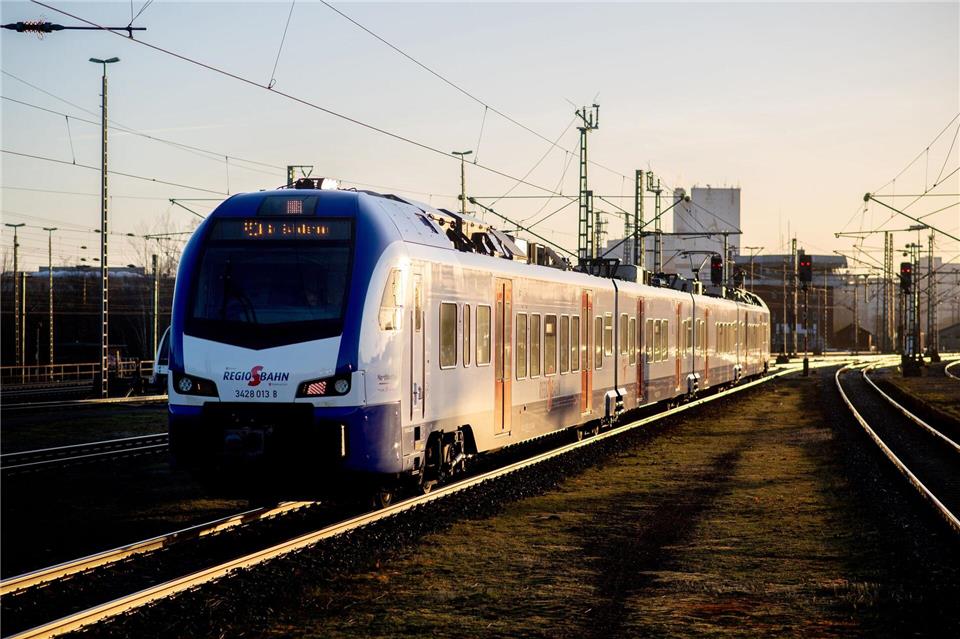 Bahnstrecke Hannover–Bremen bei Dörverden gesperrt Zwischen Dörverden und Eystrup fallen die Züge bis voraussichtlich 8 Uhr aus, Ersatzverkehr wird eingerichtet. (Symbolbild)Hauke-Christian Dittrich/dpa