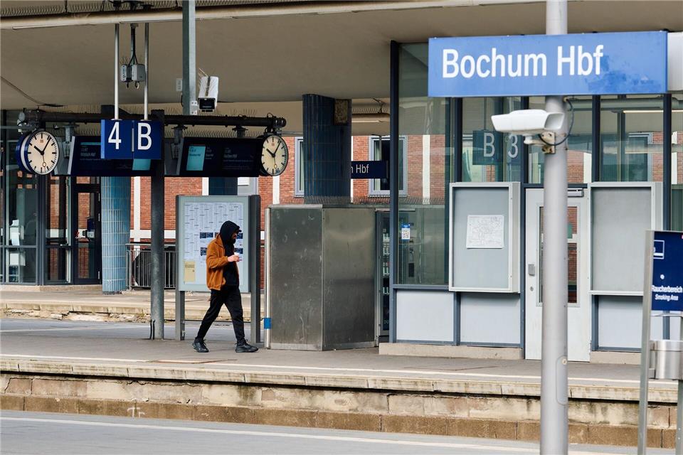 Zwischen Ende Februar und 25. April fällt der Halt Bochum Hbf komplett aus. (Archivbild)Bernd Thissen/dpa