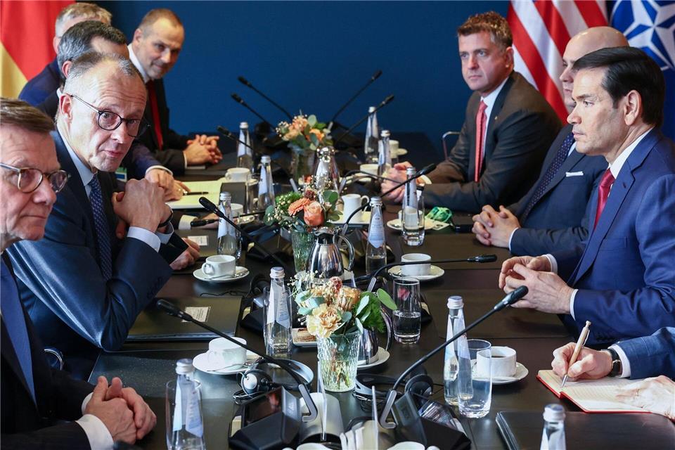 „Zwischen Europa und den Vereinigten Staaten von Amerika hat sich eine Kluft, ein tiefer Graben aufgetan“, konstatierte Kanzler Merz in seiner Rede bei der MSC. Später traf er sich dann mit US-Außenminister Marco Rubio.Liesa Johannssen/Reuters/Pool/dpa