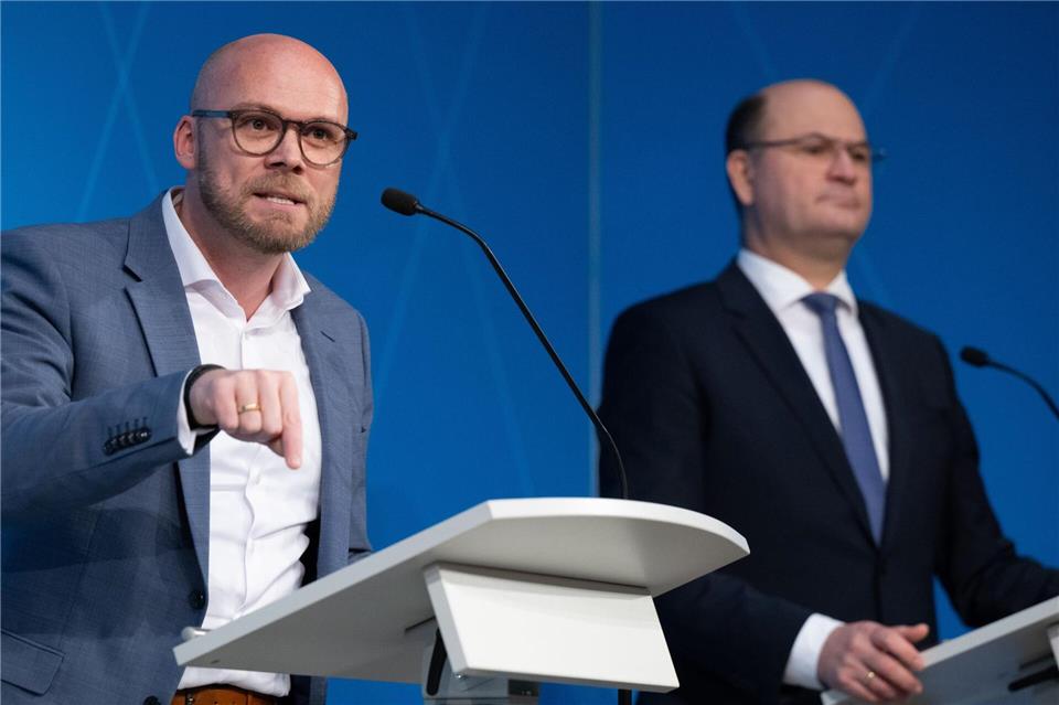 Zwischen Finanzminister Albert Füracker (CSU, rechts) und Digitalminister Fabian Mehring (Freie Wähler) ist ein offener Streit über die Zusammenarbeit mit Microsoft entbrannt. (Archivbild)Sven Hoppe/dpa