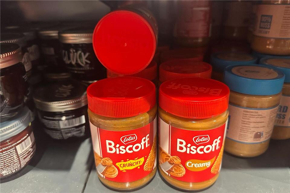 Zwischen Konfitüren und Erdnussbutter steht in vielen Supermärkten inzwischen Karamellkekscreme-Brotaufstrich. (Archivbild)Gregor Tholl/dpa