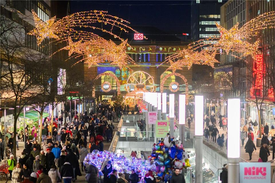 Zwischen Lichterglanz und Ladenkasse: Viele Einkäufe werden erst nach den Feiertagen erledigt. (Archivbild)Julian Stratenschulte/dpa
