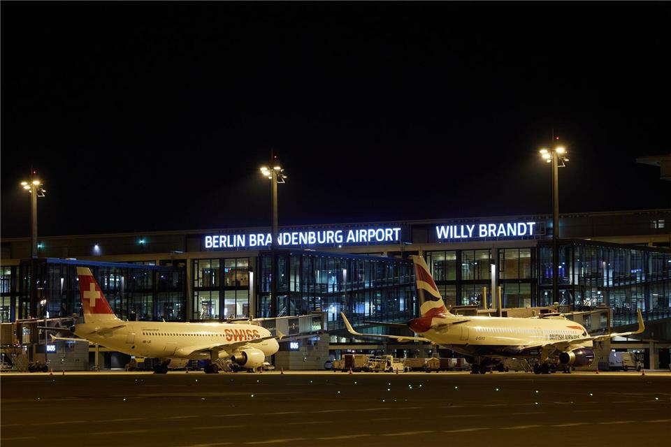 Zwischen Mitternacht und 5.00 Uhr ruht der reguläre Flugbetrieb am BER. (Archivbild)Jörg Carstensen/dpa