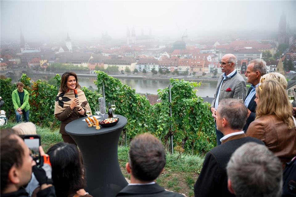 Zwischen Reben in Würzburg wurde die fränkische Weinlese offiziell eröffnet.Daniel Vogl/dpa